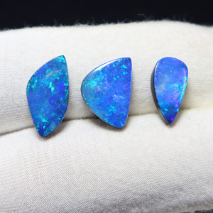 Opale naturelle australienne doublette cabochon, feu bleu, forme fantaisie, pierre précieuse d'opale en vrac pour la fabrication de bijoux, vente en gros - Product Image 1
