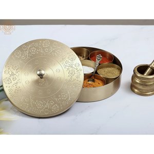 Caja Masala de latón hecha a mano de 7 pulgadas, artículo elegante para decoración del hogar y herramienta para hierbas y especias - Product Image 1