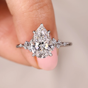 Bague de fiançailles en moissanite en forme de poire avec halo de diamants et accent floral délicat - Product Image 1