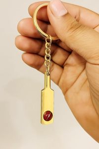 Petit porte-clés vintage en laiton en forme de batte de cricket pour les amateurs de cricket et cadeau promotionnel - Product Image 3
