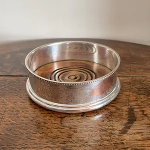 Sous-verre élégant en métal fait main pour la décoration de table, améliore la présentation de la cuisine et protège contre les traces d'eau - Product Image 6