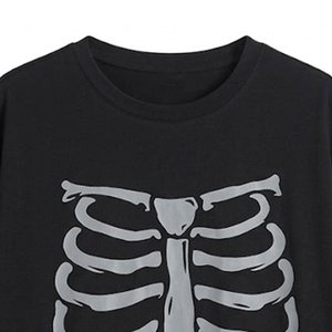 เสื้อยืดโอเวอร์ไซส์ทรงหลวมสไตล์สตรีทแวร์สีดำสำหรับผู้ชาย ขายดี ผลิตจากผ้าฝ้ายคุณภาพสูง พิมพ์โลโก้ตามสั่ง จำหน่ายส่งจำนวนมาก สำหรับฤดูร้อน - Product Image 4