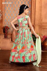 Hermoso conjunto indio de georgette para niños: lehenga, blusa y dupatta con bordado de lentejuelas y estampado. Proveedor de Surat. - Product Image 4