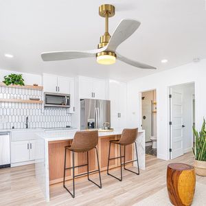 Ventilatore da soffitto da interno Gold da 52 pollici con luce LED dimmerabile, telecomando a 6 velocità, 3 pale in legno, motore DC reversibile per soggiorno - Product Image 5