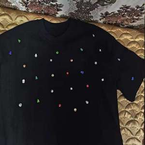 เสื้อยืดโอเวอร์ไซส์ลายกราฟิกประดับเพชรคุณภาพสูงสำหรับผู้ชาย สไตล์หรูหรา ไหล่ตก ดีไซน์เนอร์สตรีทแวร์ โลโก้เพชรแบบกำหนดเอง ขายส่ง - Product Image 5