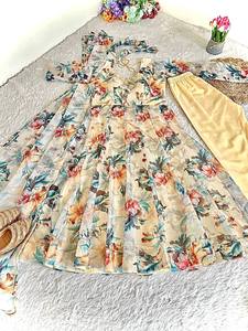 VASTRA COTTAGE Elegante Conjunto de Vestido de Seda Chanderi con Trabajo de Lentejuelas y Hilo, Ropa Étnica de Diseñador con Pantalón y Dupatta de Chanderi - Product Image 2