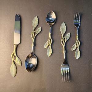 Juego de 5 piezas para aperitivos con detalles de ramitas y hojas doradas, incluye un esparcidor, dos cucharas y dos tenedores con mango de latón con diseño de hojas. - Product Image 2