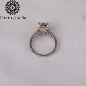 Bague de fiançailles pour femme en moissanite taille coussin, plaqué or 18 carats, sertie à griffes, style géométrique classique - Product Image 4