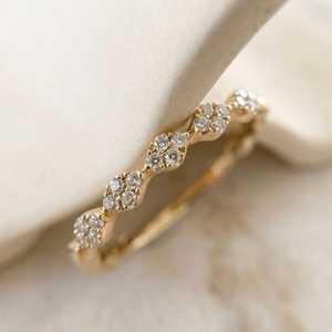 Anillo minimalista de media eternidad con diamantes redondos VS1 cultivados en laboratorio, oro sólido de 14K, hecho a mano, regalo de compromiso para novias. - Product Image 2