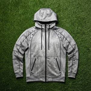 Sudadera con capucha gris para hombre con cremallera, detalles de paneles, múltiples bolsillos, estilo casual y urbano. - Product Image 5