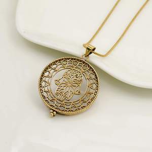 Pendentif main de Hamsa plaqué or, design religieux islamique, en alliage de zinc, bijou unisexe tendance - Product Image 1