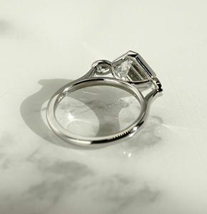 Anillo de compromiso de tres piedras con moissanita de corte Asscher de 2.50 quilates engastada en bisel, plata de ley 925, chapado en plata, con laterales de corte brillante - Product Image 4