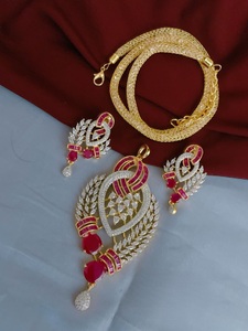 Magnifique ensemble collier et boucles d'oreilles tendance en laiton plaqué or de qualité supérieure avec pierres de zircon, idéal pour les mariages et les occasions spéciales pour femmes. - Product Image 2