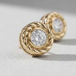 Pendientes de tuerca redondos brillantes CVD con engaste de cuerda trenzada y halo oculto para hombre, de la colección de joyería fina personalizada para hombre de RAAMAA - Product Image 4