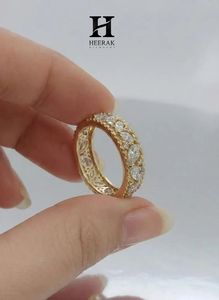 Bague d'éternité de luxe en or jaune 14K avec diamant de laboratoire taille marquise certifié IGI, large mosaïque en grappe et bordure milgrain - Product Image 5