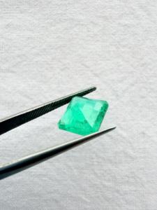 Esmeraldas verdes premium de laboratorio, diseñadas por joyeros, esmeraldas colombianas sintéticas sueltas de la India, exportadas a bajo precio. - Product Image 1