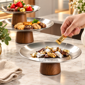 Support à gâteau rond en acier inoxydable avec base en bois pour la présentation de desserts lors de fêtes, mariages et services de boulangerie - Product Image 2