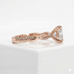 Anillo de Compromiso de Diamante Cultivado en Laboratorio, Corte Princesa, Color E, Claridad VS1, 3.16CT, Oro Amarillo de 14K, Banda de Media Eternidad, Listo para Enviar - Product Image 5
