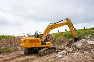 Compact Used 3000kg Yellow Excavator with Front Mounted Dozer Blade and Rubber Tracks for Precise Residential Grading - Product Image 3