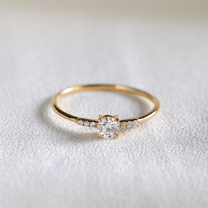 Bague de fiançailles de luxe en or 14 carats avec diamant rond pour femme - Product Image 1