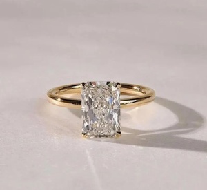 Bague de fiançailles solitaire en diamant créé en laboratoire, taille émeraude 1,5 carat, clarté VS1, couleur F, or jaune 18 carats, style classique, certifiée IGI - Product Image 1