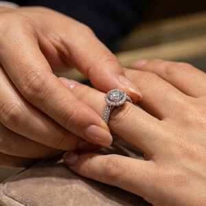 Anillo de Compromiso Clásico de Oro de 18k con Diamante Natural de Corte Brillante Redondo, de Alta Gama y Entrega Rápida para Mujer - Product Image 4