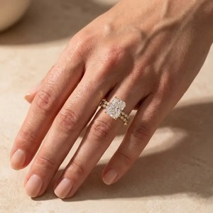 Bague de fiançailles en argent plaqué or jaune 925 avec moissanite 5,0 carats taille radiant et 4 griffes, avec pierre latérale, alliance de mariage, bijoux pour femme - Product Image 3