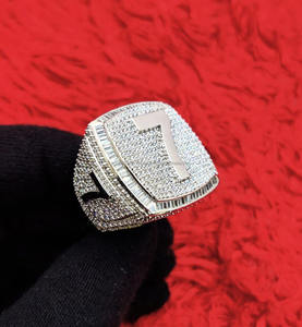 Anillo de compromiso, boda o aniversario para hombre, personalizado con número, de plata de ley 925, chapado en rodio, con racimo de moissanita, estilo hip hop. - Product Image 3