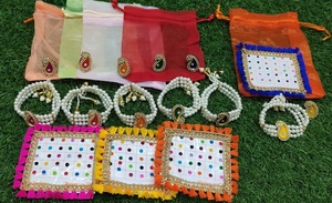 Ensemble cadeau d'accessoires de fête artisanal comprenant des sacs potli en organza colorés et des bracelets perlés - Product Image 2