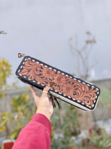Nouvel Arrivage : Étui de Voyage en Cuir Repoussé à la Main Résistant à la Chaleur avec Poil de Bovin, Idéal pour Lisseur et Outils Capillaires – Organisateur Parfait - Product Image 1