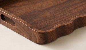 Plateau de service en bois à motif festonné unique, plateau en bois de mangue foncé avec bords ondulés et poignée latérale ergonomique intégrée - Product Image 2