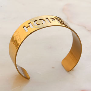 กำไลข้อมือทองเหลืองทำมือพร้อมลาย HOPE - ของขวัญเครื่องประดับสร้างแรงบันดาลใจสำหรับเธอ - กำไลทองแบบเปิดสไตล์มินิมอล - Product Image 2