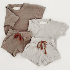Conjunto de Dos Piezas de Algodón para Bebé Unisex, Camiseta y Pantalones Cortos de Color Sólido, Atuendo Informal de Verano, Cuello Redondo, Manga Corta, Ropa Transpirable - Product Image 1