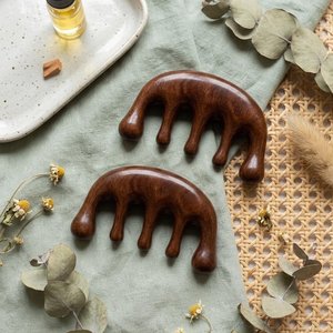 Peigne de massage en bois de santal naturel, 2 cm d'épaisseur, outil multi-usage Gua Sha et acupression pour le cuir chevelu et le cou - Product Image 5