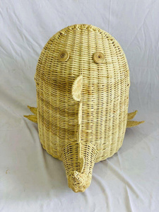 Foto tomada en el taller - Cesta de almacenamiento infantil con forma de cocodrilo, tejida con ratán natural. - Product Image 3