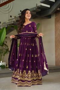 Robe Anarkali de luxe brodée Zari pour femmes, tenue ethnique richement ornée avec dupatta, collection pour mariage. - Product Image 1