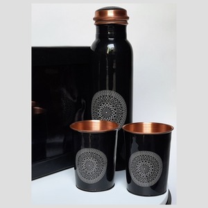 Botella de Agua de Cobre Puro Premium y Juego de 2 Vasos con Impresión de Mandala Intrincada, Hechos a Mano, Ayurvédicos, 100% Cobre Puro - Product Image 4