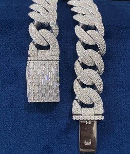 Bracelet cubain en moissanite de luxe le plus vendu pour hommes et femmes, bijoux de mode étincelants et glacés, disponible à la vente - Product Image 6