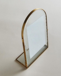 Cadre photo classique de luxe en métal doré cintrée avec verre, cadre photo de table moderne et minimaliste pour la décoration de la maison et du bureau - Product Image 1