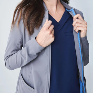 Blouse médicale pour femme Drain Sports, grise, en tissu tissé polyester/nylon/micro-stretch, avec détection d'aiguilles, haut d'uniforme hospitalier - Product Image 6