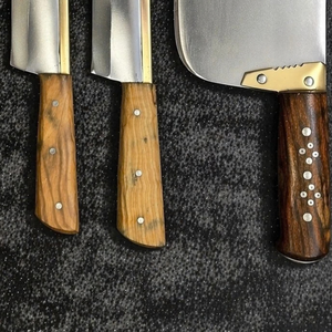 Juego de Cuchillos de Carnicero Qurbani de Acero al Carbono Kamani, 4 Piezas, Hojas Plateadas, Mangos de Madera Marrón, Kit de Herramientas para Cortar Carne - Product Image 3
