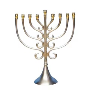 Candélabre artistique en métal à 9 bras, porte-bougie Menorah élégant, accent décoratif pour la maison - Product Image 4