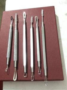 Kit para Eliminar Puntos Negros y Blancos, Extractor de Acné y Comedones Curvo, Juego de Herramientas para el Tratamiento de Imperfecciones con Estuche - Product Image 1