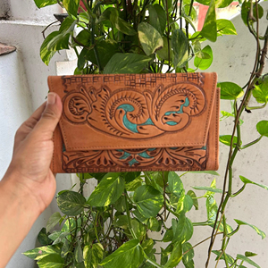 Cartera de Mano de Cuero 100% Genuino para Mujer, Diseño Bohemio con Bordado Floral y Geométrico, Cierre de Solapa, Portátil para Uso Diario en Todas las Estaciones - Product Image 1