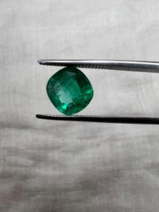 Émeraude zambienne de haute qualité, 2,24 carats, taille coussin, pierre verte lâche pour la fabrication de bijoux de luxe en gros - Product Image 3