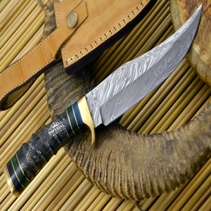 Couteau de chasse et de camping en acier Damas de haute qualité, manche en bois de cerf avec étui en cuir - Product Image 1