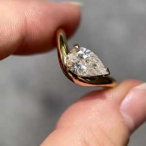 Bague de fiançailles élégante en or 14 carats avec diamant naturel en forme de poire de 1 carat, couleur F, VS2, plaqué rhodium vintage pour femmes - Product Image 4