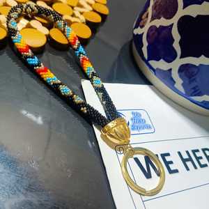 WE HERE EXPORTS Porte-clés tendance pour femme avec perles de rocaille naturelles faites à la main et perles d'imitation, à insérer dans les ongles, cordon de poignet, cadeau - Product Image 1