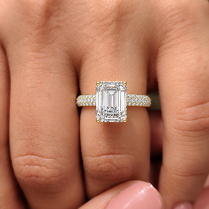 แหวนเพชรทรงเอเมอรัลด์คัท เพชรเลี้ยงในห้องปฏิบัติการ ทองคำแท้ 14K 18K ประดับเพชรแบบพาเว่รอบวงแหวน 5.85 กะรัต DEF VVS รับรองโดย IGI แหวนหมั้น ODM - Product Image 2