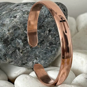 Bracelet unisexe en cuivre massif poli à la main avec croix magnétique, design de Noël - Product Image 1